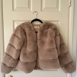 Cute fluffy jacket. Perfect for date night or a girls night out.